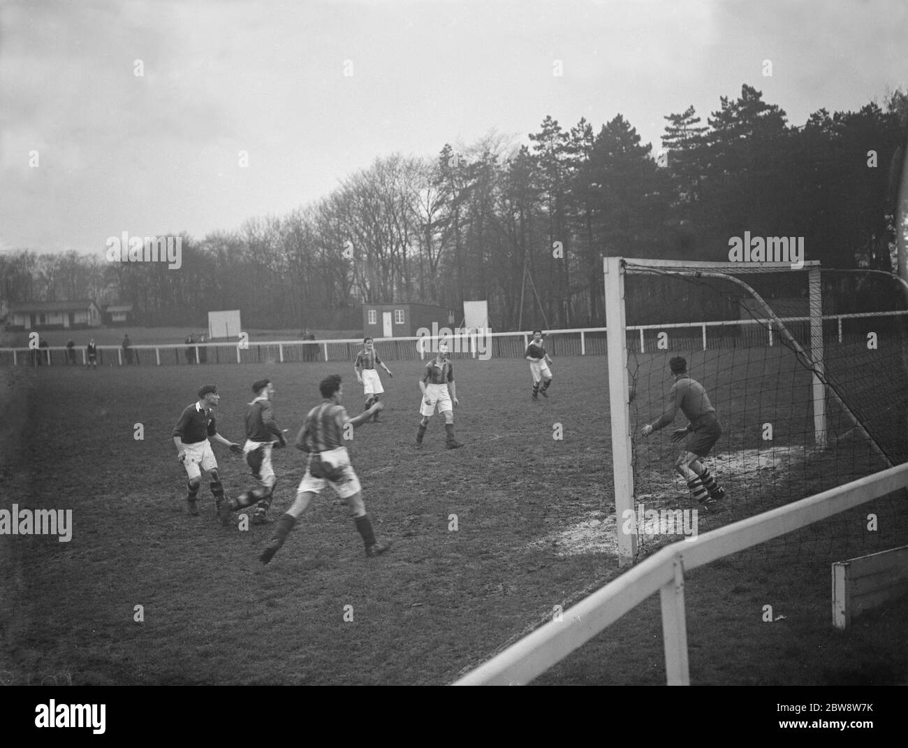 London Paper Mills vs. Gravesend United - Kent Amateur Cup - London Paper Mills Score - 07/01/39 UN giocatore prende un tiro al gol . 1938 Foto Stock