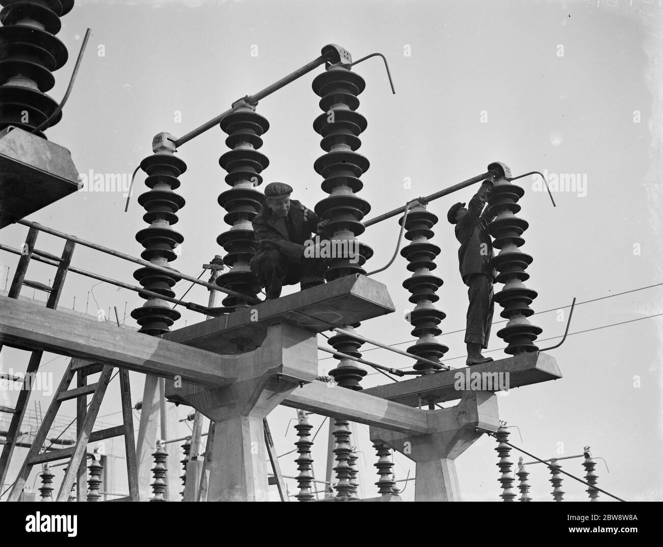 Isolatori della nuova centrale elettrica a carbone in costruzione vicino a Dartford , Kent . 1938 Foto Stock