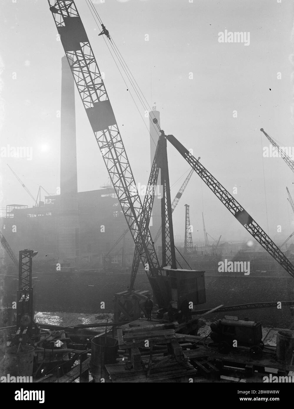 Gru della nuova centrale elettrica a carbone in costruzione nei pressi di Dartford , Kent . 1938 Foto Stock