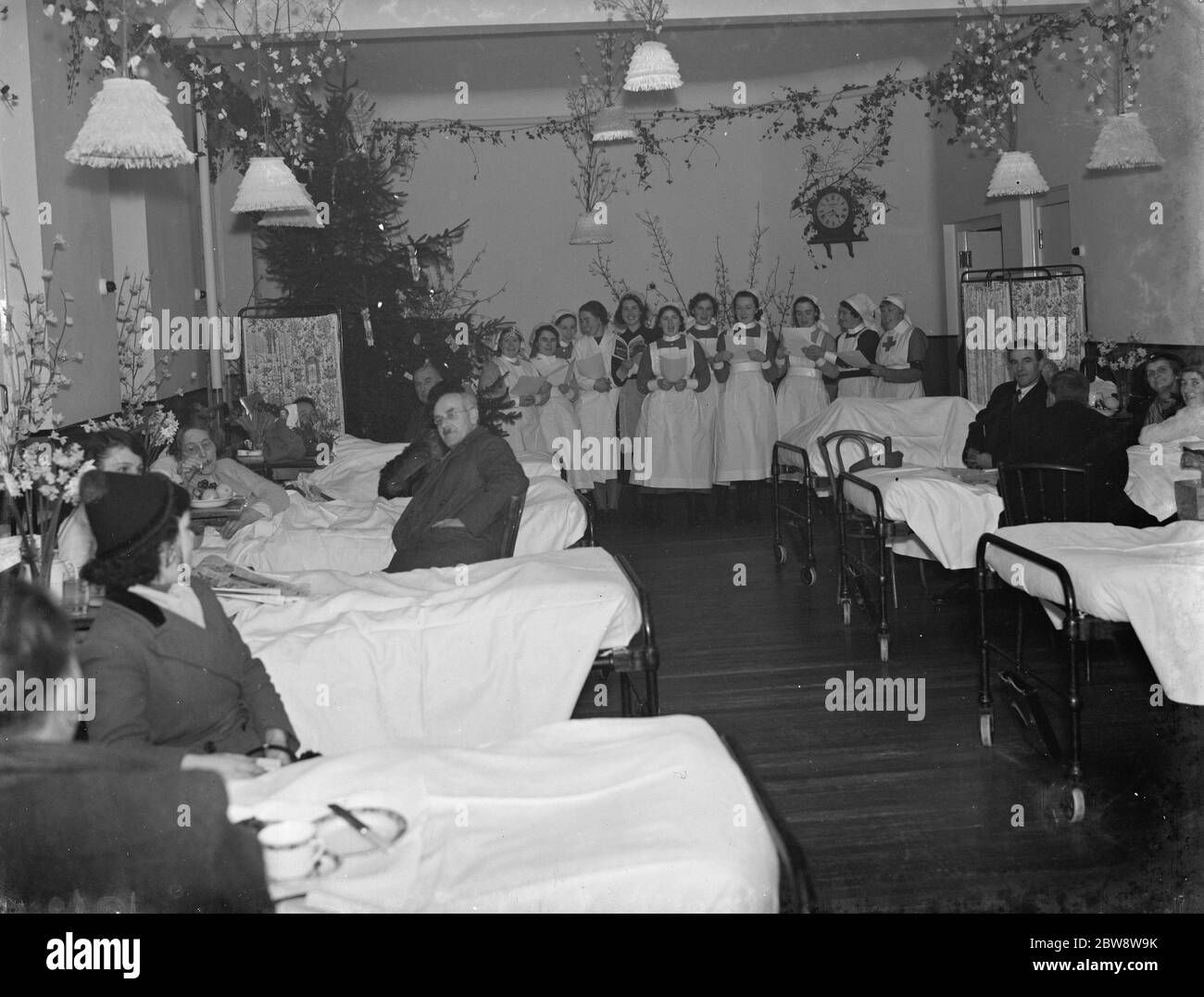 Natale al Cray Valley Hospital di Kent . Infermieri che cantano i canti ai pazienti . 1938 Foto Stock