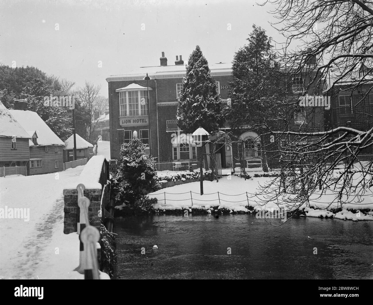 Il Lion pub a Farningham , Kent , si affaccia sul fiume Darent . 1938 Foto Stock