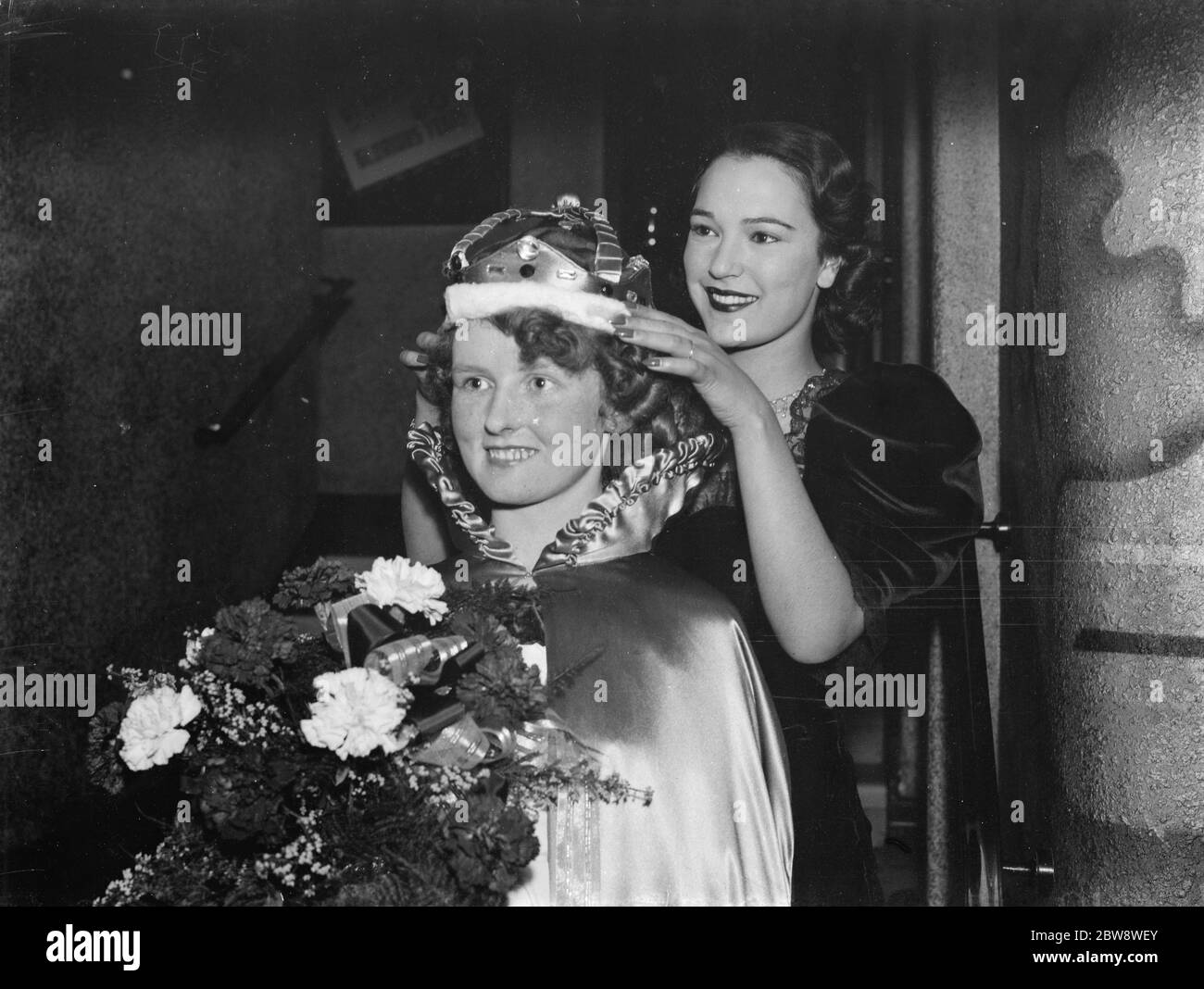 La Beauty Queen di Sidcup è stata incoronata dalla star del cinema June Duprez . 9 dicembre 1936 Foto Stock
