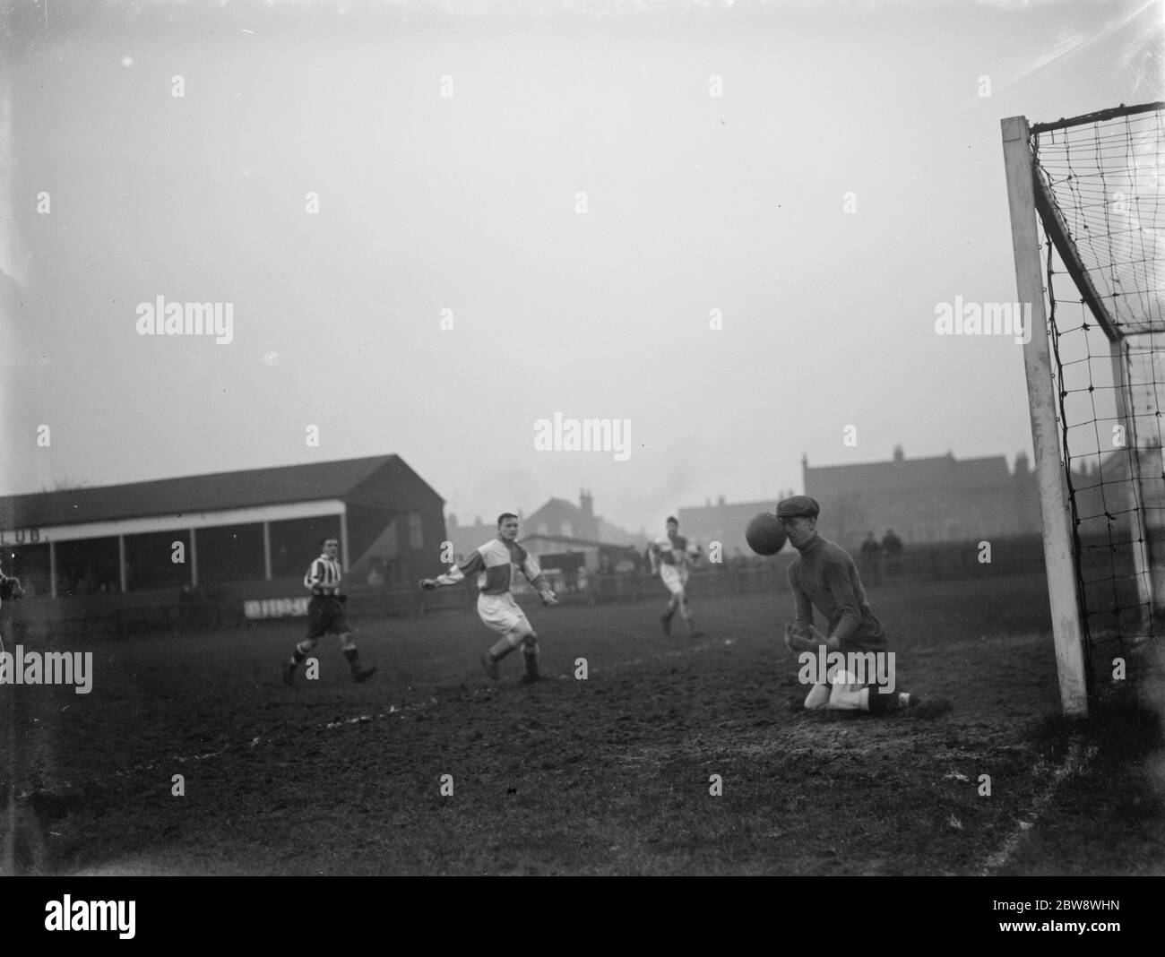 Erith e Belvedere - non Eynsford - il portiere prende una palla in faccia . 1937 Foto Stock