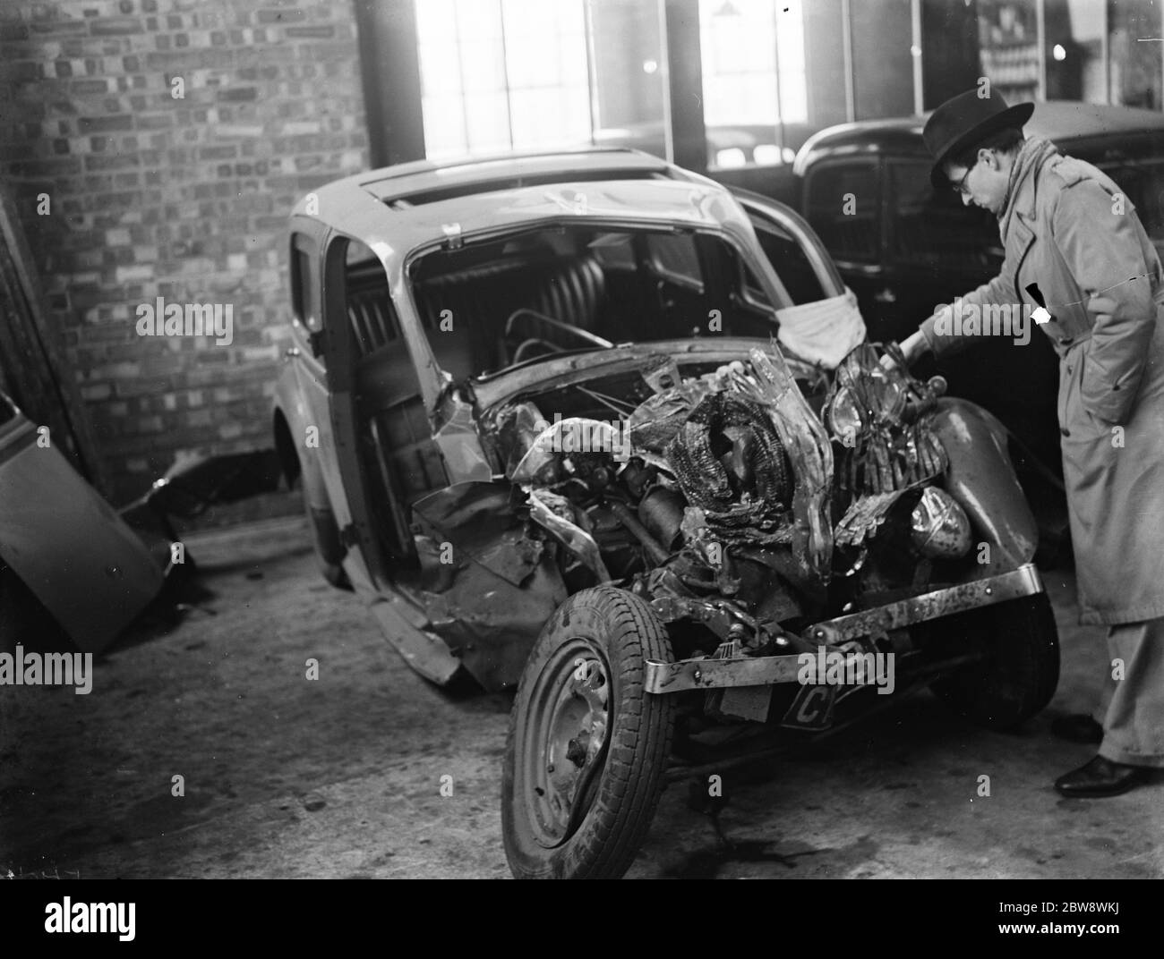 L'auto distrutta lasciata da un incidente sul by pass Sidcup , Kent . 1937 Foto Stock