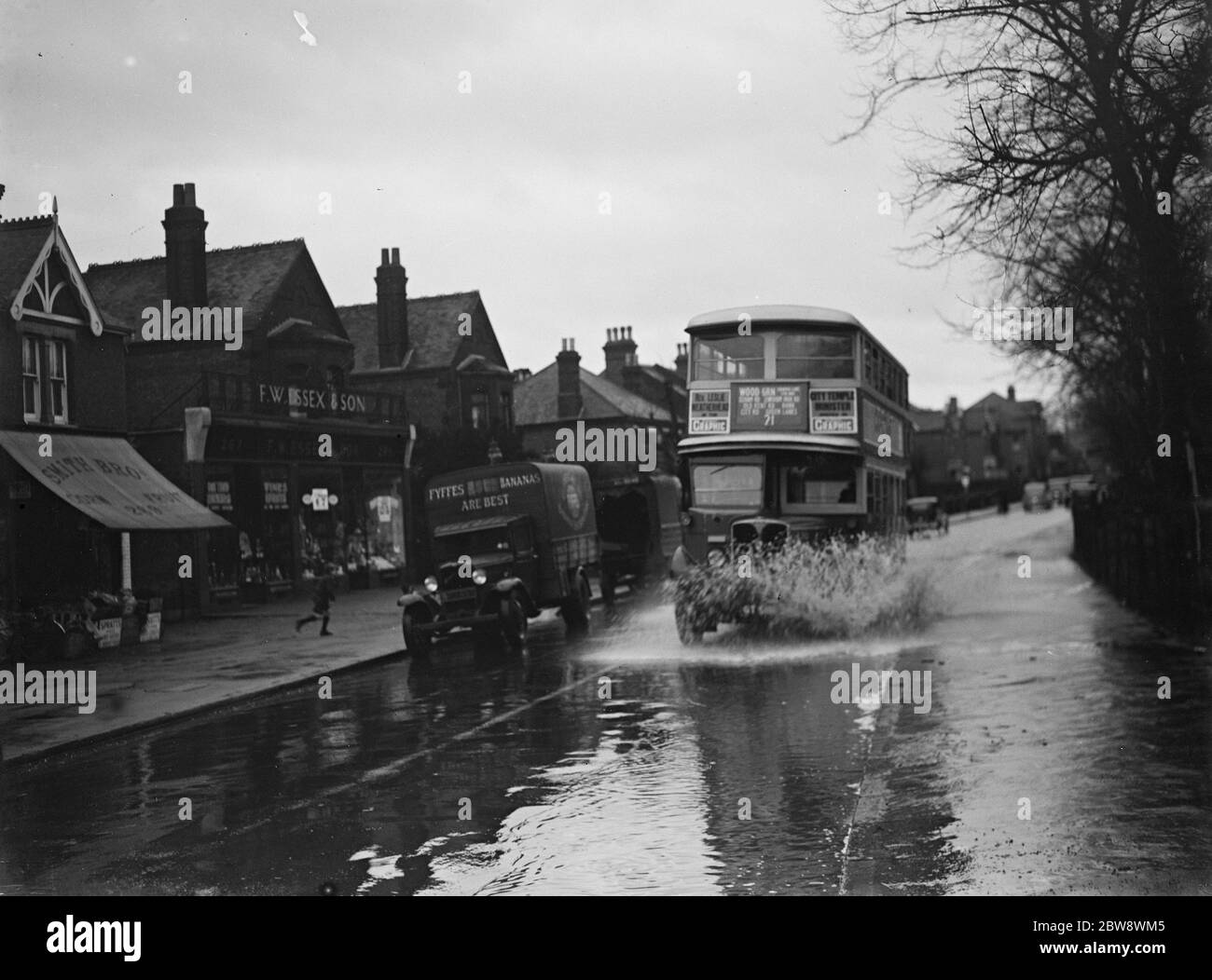 Strade allagate a Sidcup , Kent . Il doppio autobus dekker attraversa l'acqua . 1937 Foto Stock