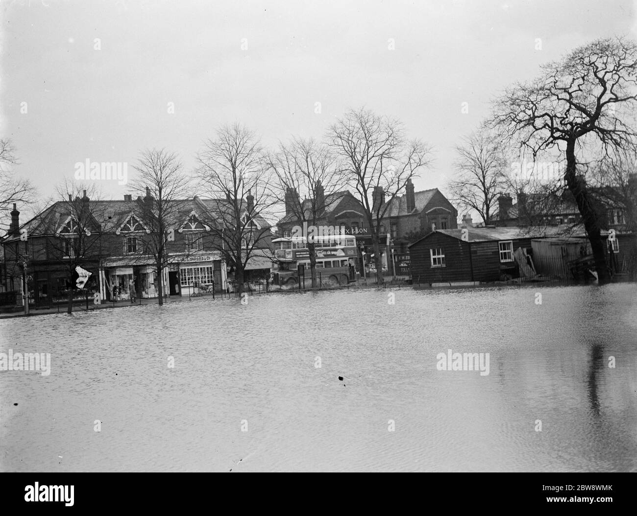 Strade allagate a Sidcup , Kent . 1937 Foto Stock