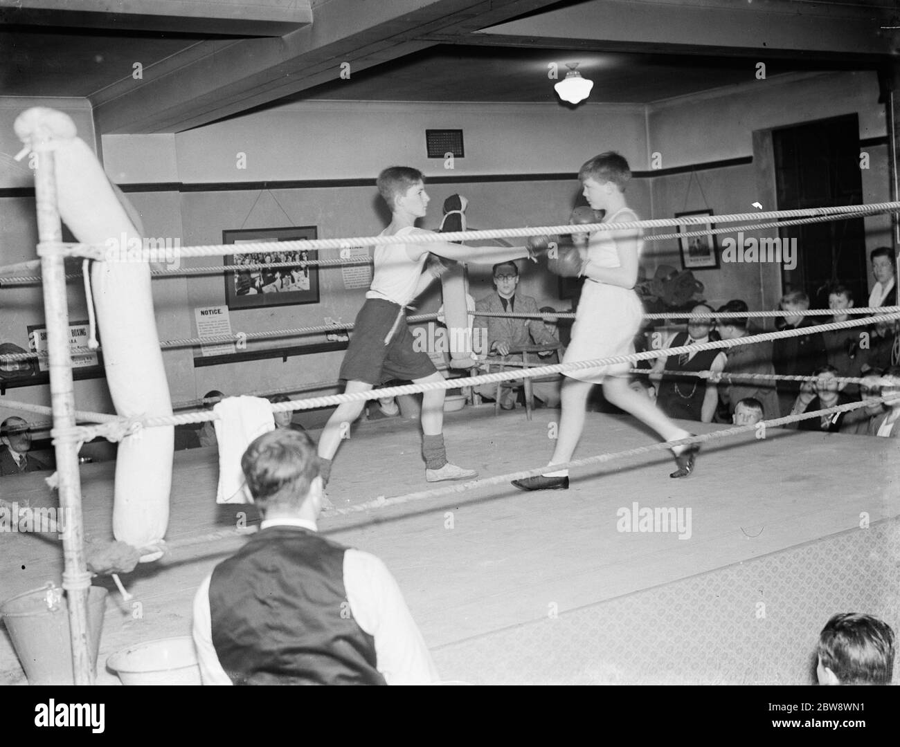 Un incidente su Old Kent Road . Un carrello giace alla sua estremità dove ha sparato una ruota . 1939 Foto Stock