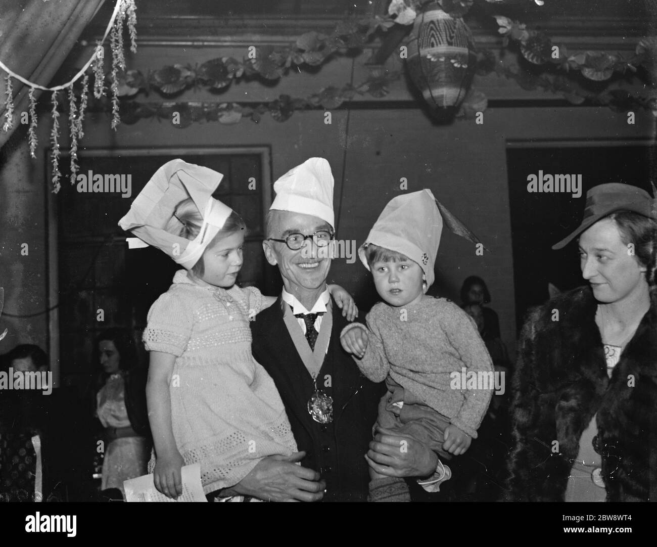 Il Sindaco di Woolwich che tiene un ragazzo e una ragazza su ogni braccio al Partito dei Bambini dei contribuenti di tasso a New Eltham , Londra , 1939 Foto Stock