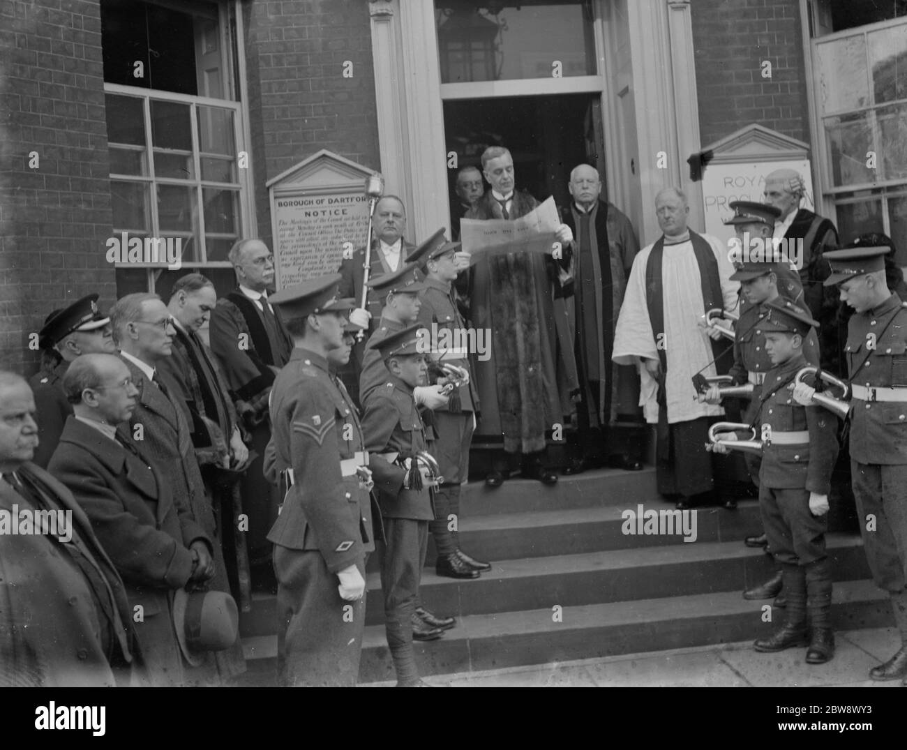 Annunciando il nuovo Re a Dartford . La proclamazione reale dell'adesione di Edoardo VIII è letta a Dartford , Kent . 1936 Foto Stock