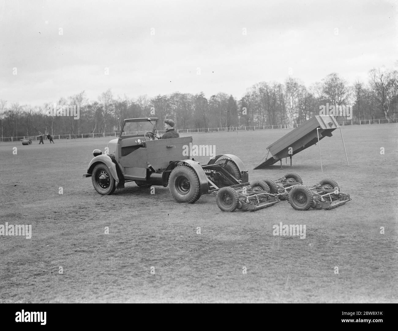 Un tosaerba a modulo Pattisson è fissato alla parte posteriore di un camion durante una dimostrazione a Stanmore , Middlesex . Sullo sfondo è il letto piatto da cui il rasaerba è stato scaricato . 10 febbraio 1939 Foto Stock Un tosaerba a modulo Pattisson è fissato alla parte posteriore di un camion durante una dimostrazione a Stanmore , Middlesex . Sullo sfondo è il letto piatto da cui il rasaerba è stato scaricato . 10 febbraio 1939 Foto Stock