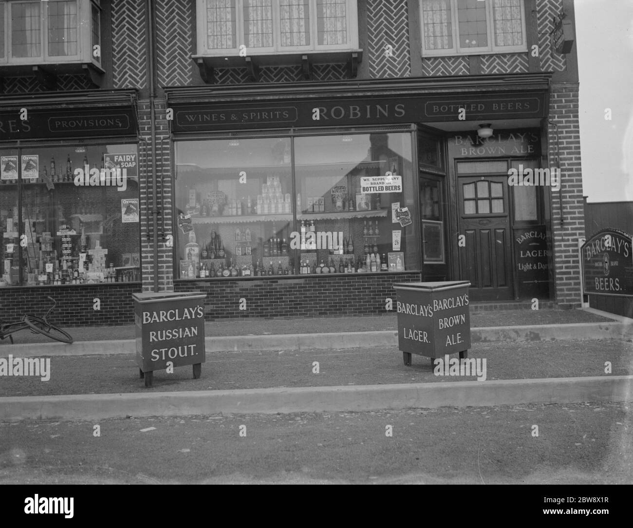 Negozio ad angolo a Chislehurst , Kent . Una licenza off-licence che vende vini, alcolici e birre . 1936 . Foto Stock