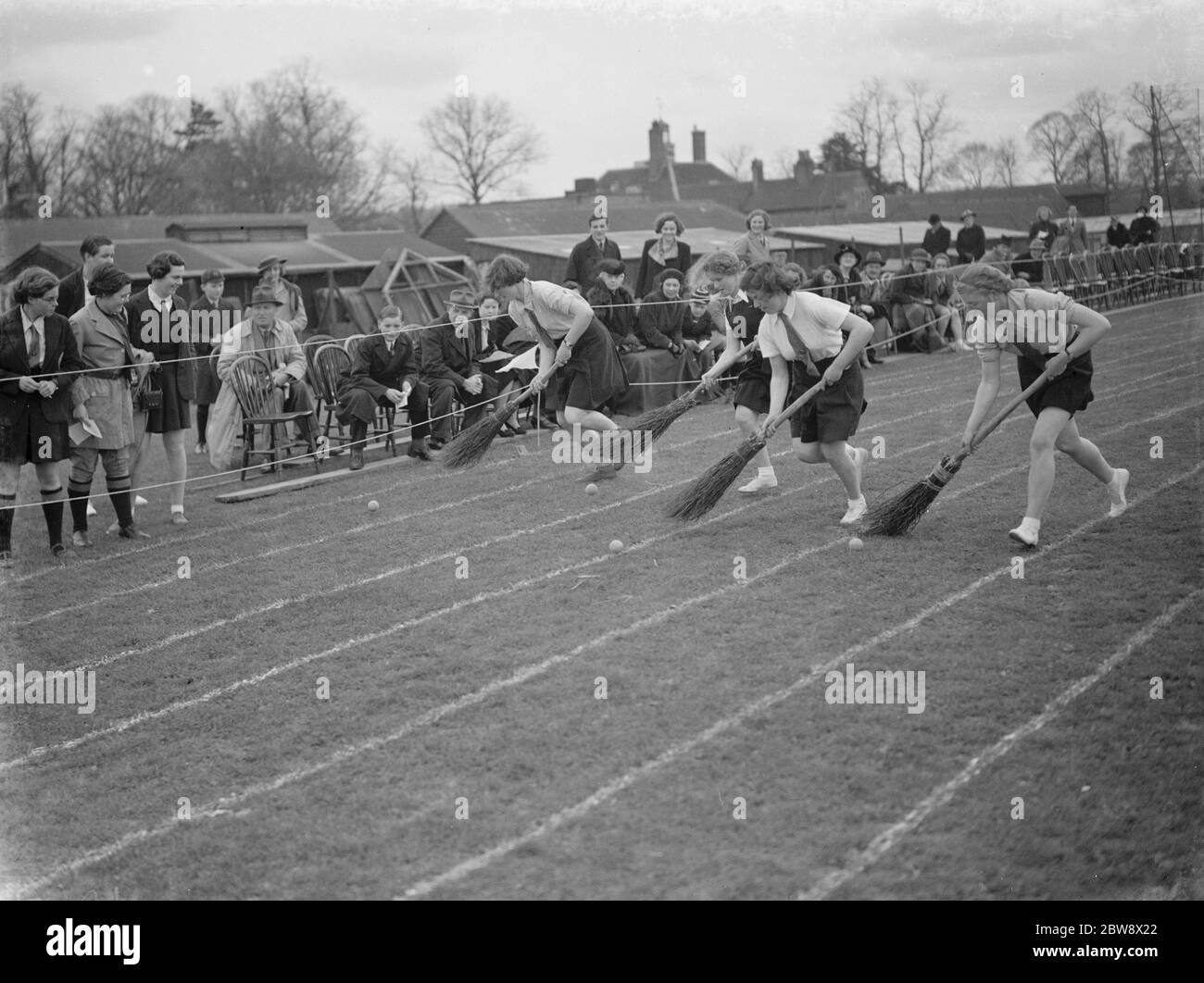 Giornata sportiva allo Swanley Horticultural College di Kent . Una gara di novità in cui i concorrenti devono far scendere una palla in pista . 1939 Foto Stock