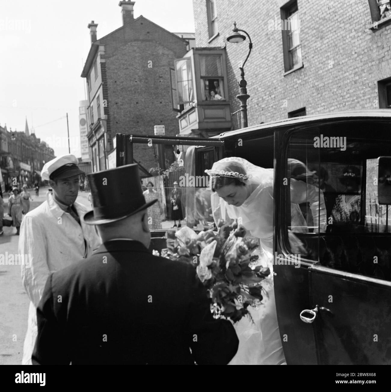 Il matrimonio di Massey e Dunk . La sposa che lascia il veicolo di nozze . 1936 Foto Stock