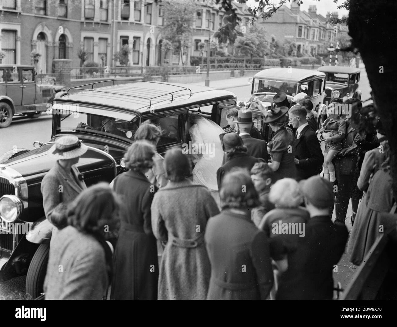 Il signor D Rudlins e la signora M Stables di Eltham si arrampicano sulla loro macchina da matrimonio dopo la cerimonia . 23 aprile 1938 Foto Stock