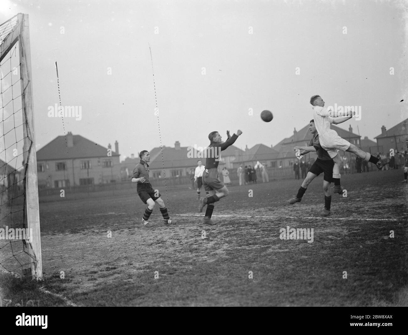 Il club calcistico di Londra contro Birmingham , il calcio metodista . L Boulton di Birmingham esce per raccogliere la palla . 1939 Foto Stock