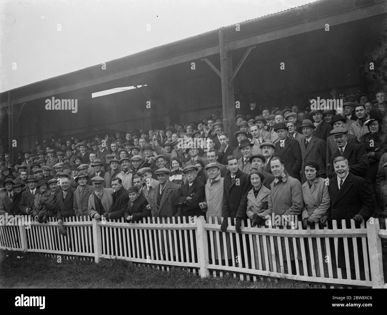 Dartford vs Peterborough United - fa Cup - folla - 28/11/36 folla che guarda il gioco . 1936 Foto Stock