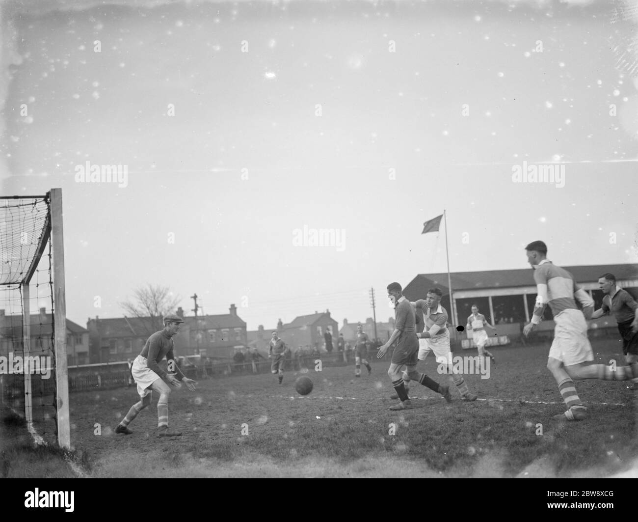 Erith e Belvedere contro Cray Wanderers - Kent League - 10/04/36 uno dei portiere guarda la palla di un piede di attaccante . 1936 Foto Stock