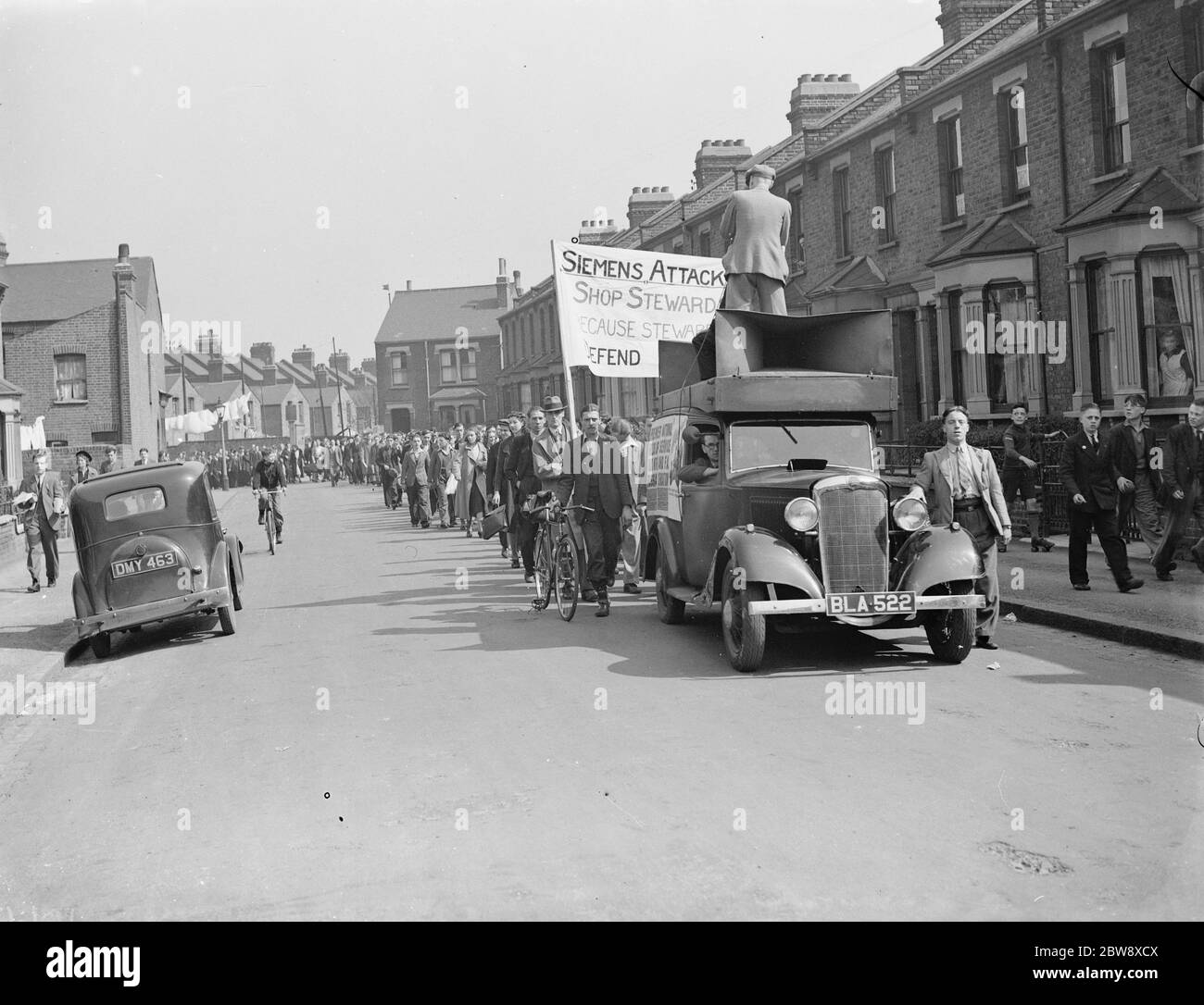 Azione di sciopero contro Siemens Bros . La processione degli sciatori sulla loro strada la fabbrica Siemens a Woolwich, Londra. 11 aprile 1939 Foto Stock