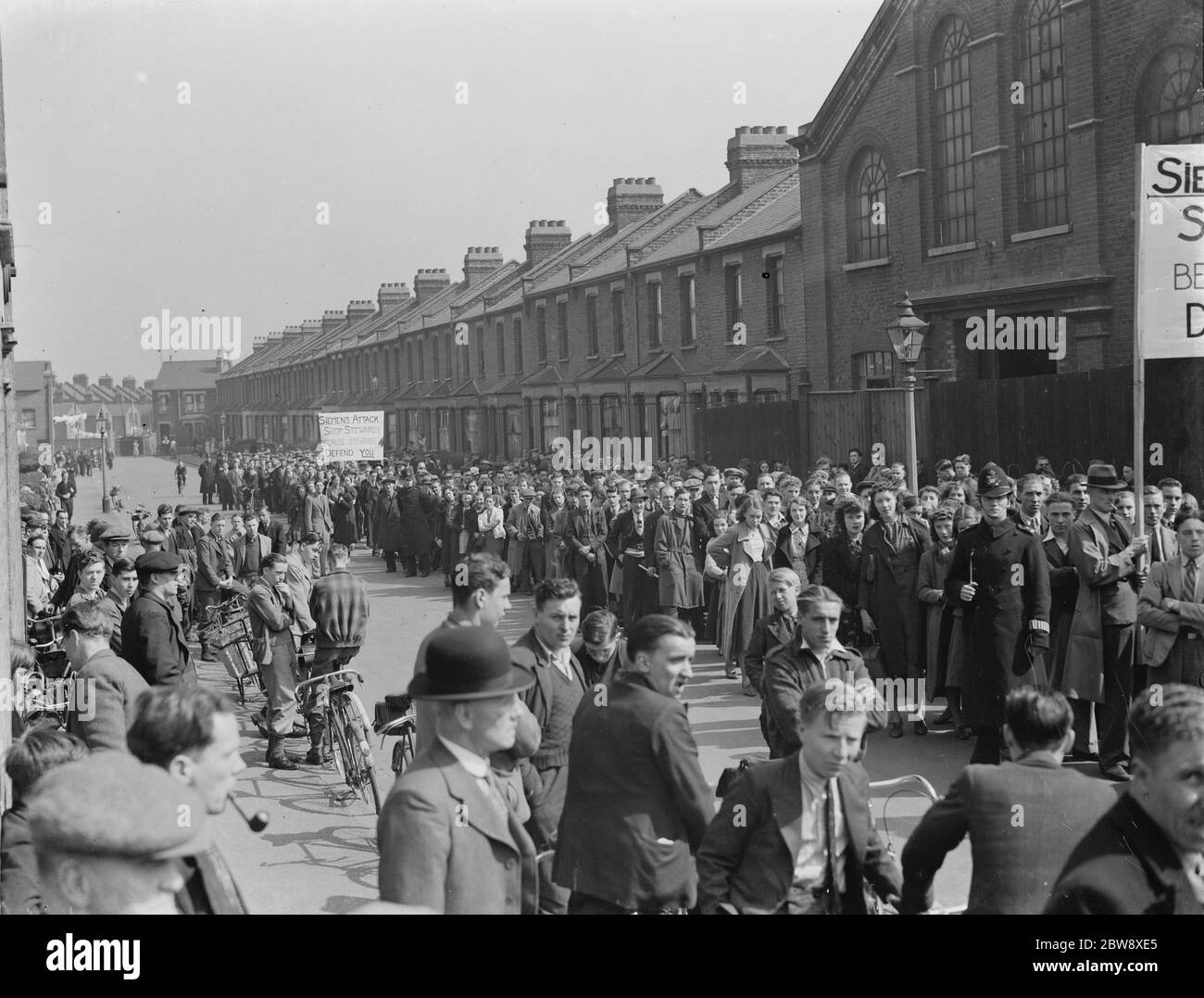 Azione di sciopero contro Siemens Bros . La processione degli sciatori sulla loro strada la fabbrica Siemens a Woolwich, Londra. 11 aprile 1939 Foto Stock