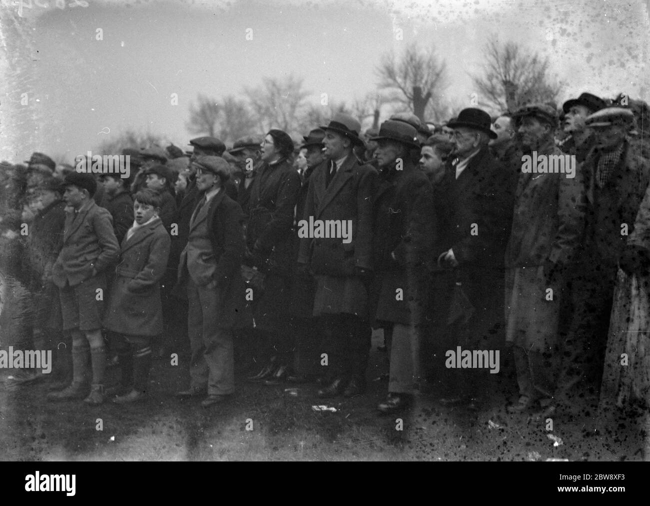 La folla alla partita di calcio Bromley . 1936 Foto Stock