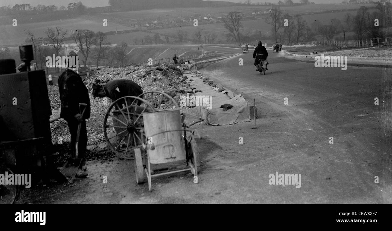 I lavoratori posero le basi per le banche stradali lungo i bordi della strada a Farningham, Kent . 1936 Foto Stock