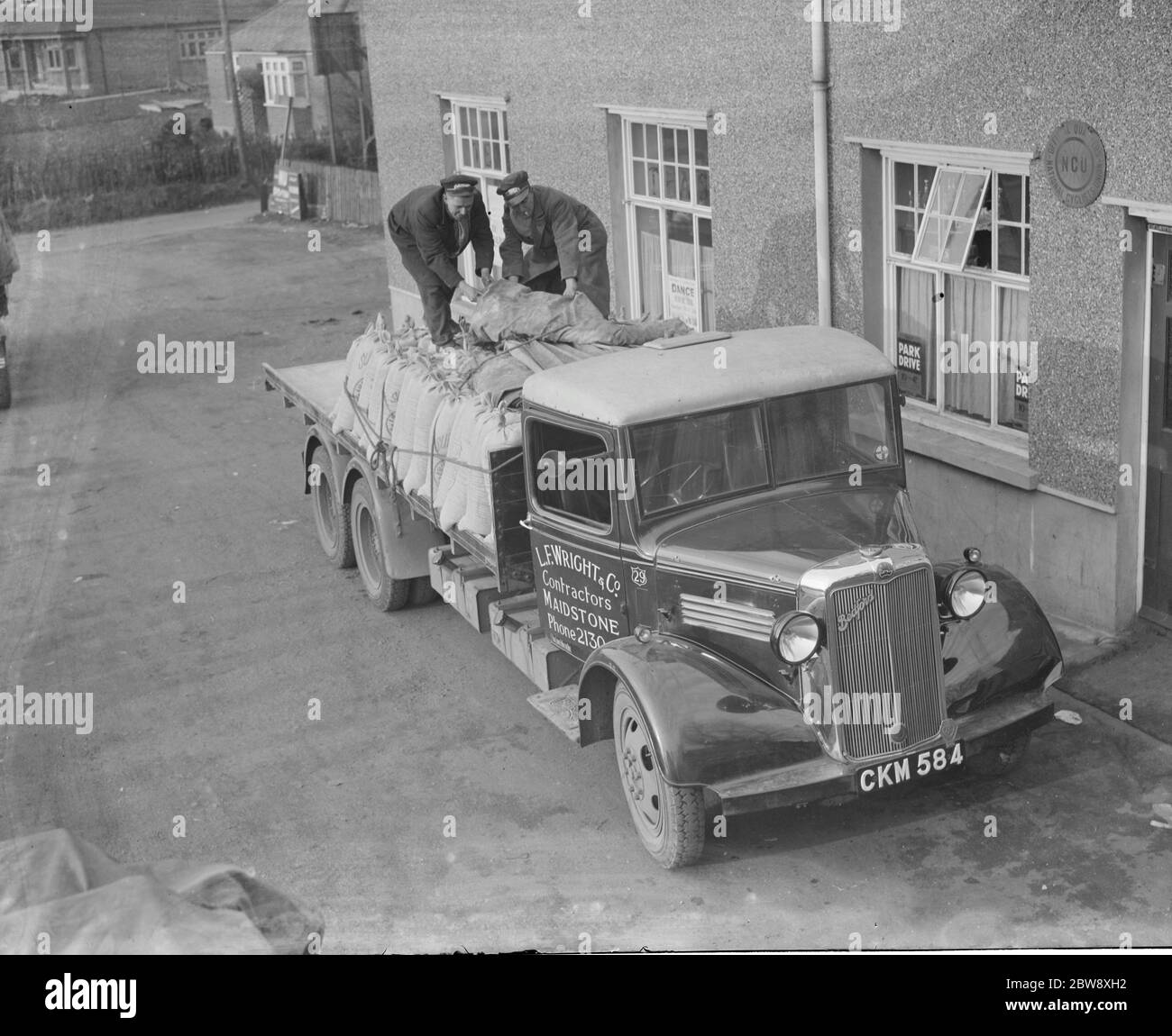 Un autocarro Bedford appartenente alla L e Wrights and Co, i contraenti della Maidstone, Kent, in fase di scarico. 1936 Foto Stock