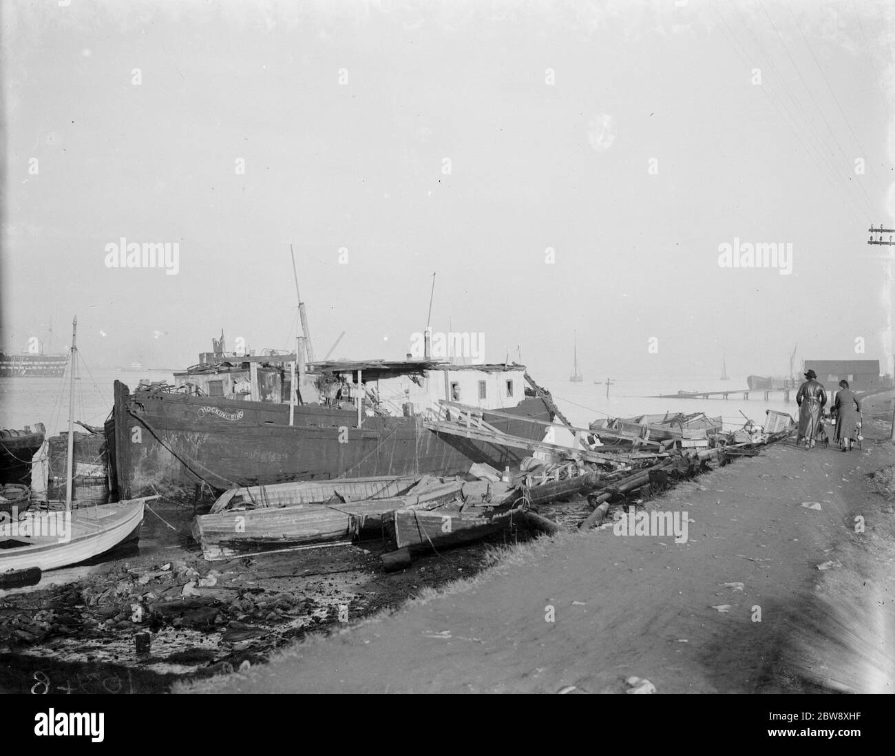 La rovina della nave Mockingbird sul lato del fiume Tamigi al molo Gravesend , Kent . 1939 Foto Stock