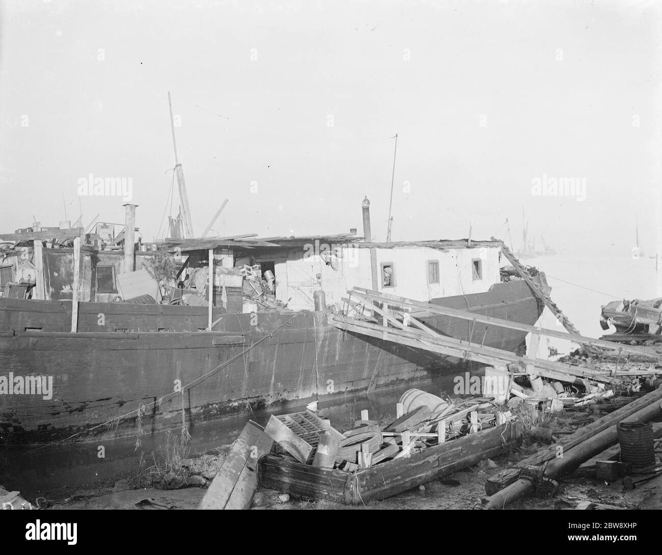 La rovina della nave Mockingbird sul lato del fiume Tamigi al molo Gravesend , Kent . 1939 Foto Stock