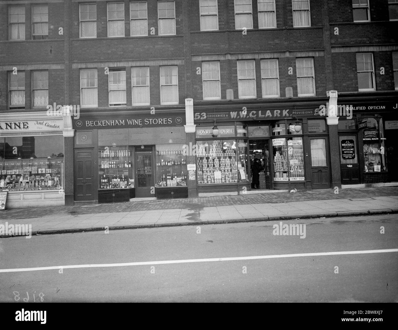 Negozi lungo la strada alta in Beckenham , Kent 1 marzo 1938 Foto Stock
