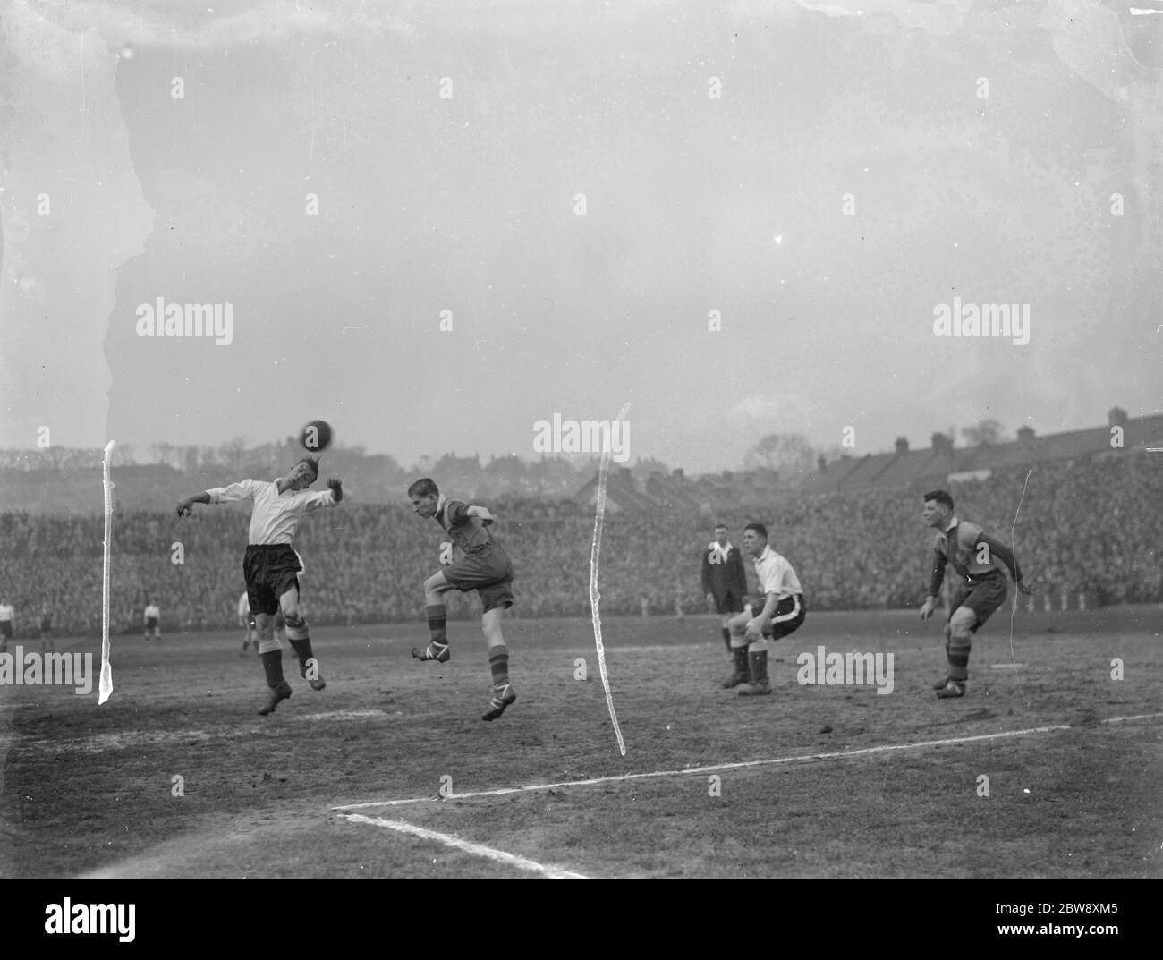 Una partita di calcio semi-finale della Coppa dilettante . Azione in campo . 1937 Foto Stock