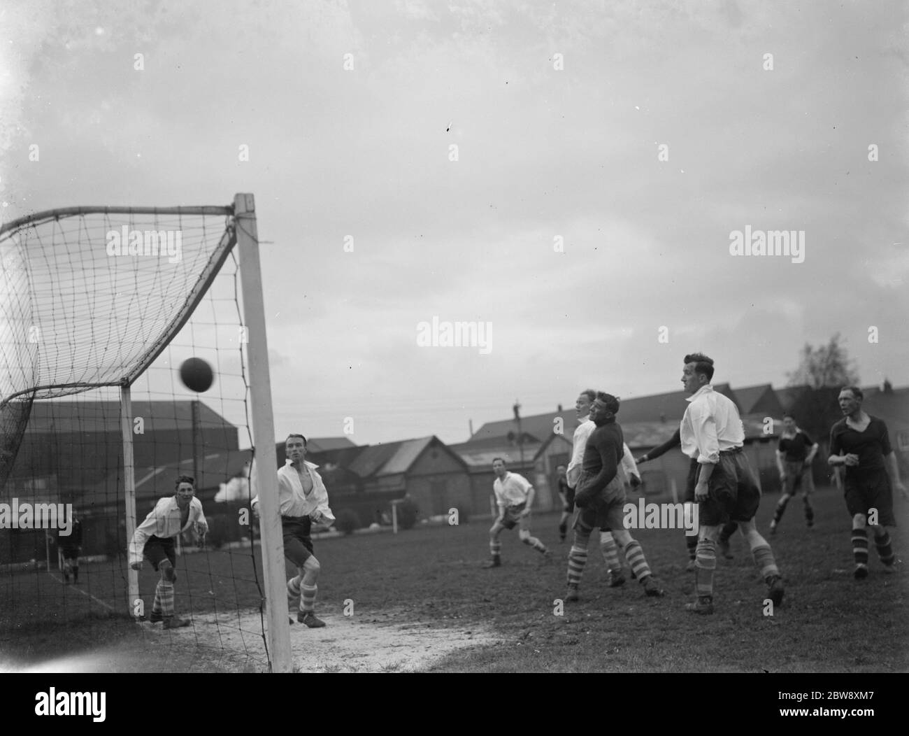 Callender Athletic vs. Città di Hoddesdon - Spartan League - Callender Athletic Punteggio il loro secondo goal - 16/04/37 Goal Mouth action . 1937 Foto Stock