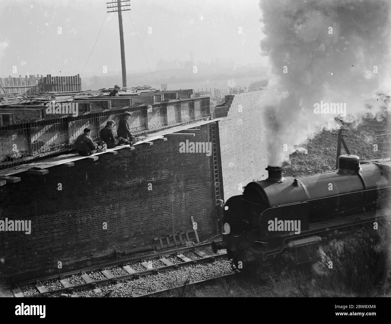 Motore a vapore che passa accanto ai lavori di costruzione in corso per l'ampliamento del ponte Maidstone sul fiume Medway a Maidstone, Kent . 1939 Foto Stock