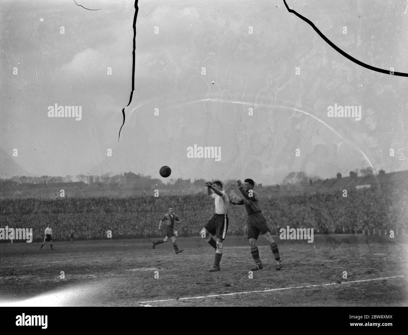 Una partita di calcio semi-finale della Coppa dilettante . Azione in campo . 1937 Foto Stock