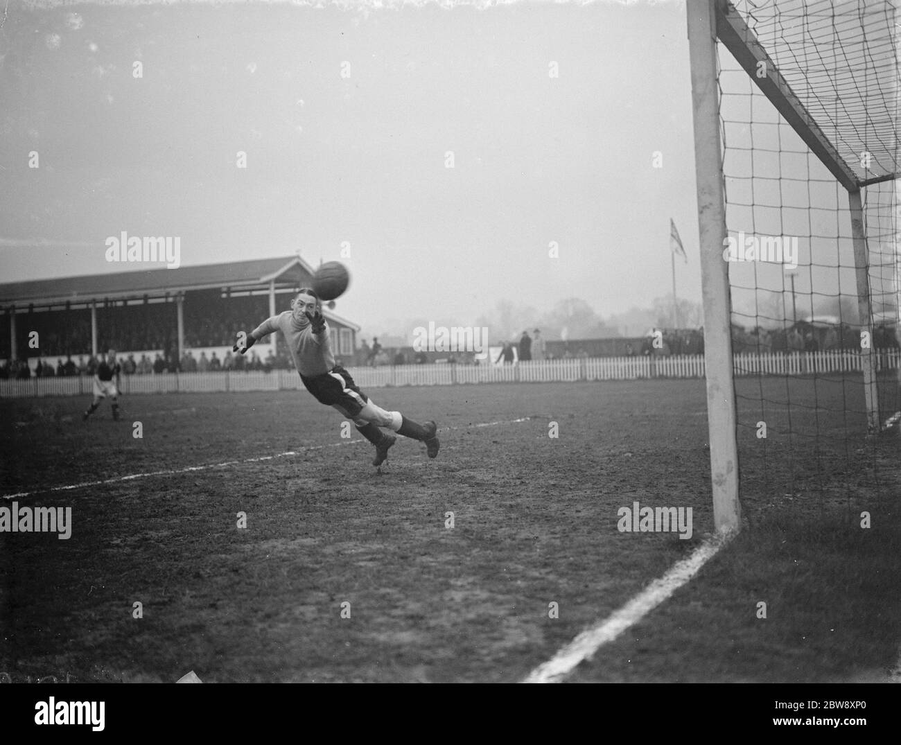 Bromley vs. London Paper Mills - Kent Amateur Cup semi-finale - P. Bartaby Bromley's portiere salva un colpo - 11/03/39 il portiere si tuffa per salvare la palla . 4 marzo 1939 Foto Stock