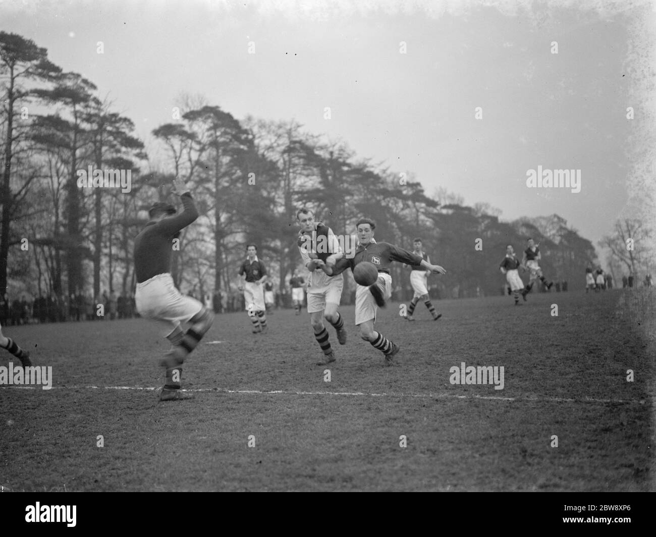 Brent School Old Boys vs. White Horse - Kent Junior Cup UNA finale divisionale - giocata a Sidcup - 18/02/39 giocatori competono per la palla . 1939 Foto Stock