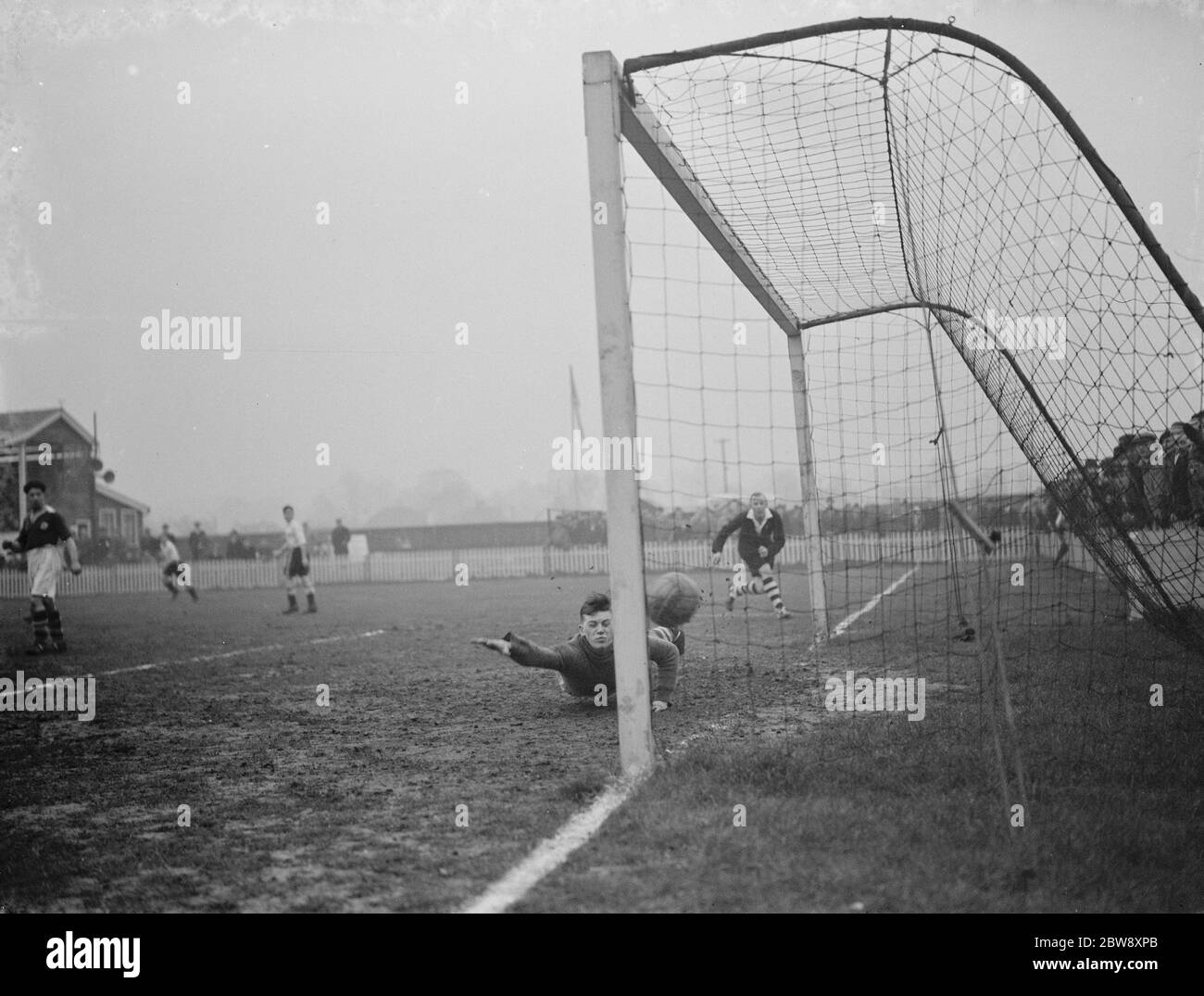 Bromley vs. London Paper Mills - Kent Amateur Cup semi-finale - Bromley Score - 11/03/39 il portiere non riesce a fermare il pallone dall'entrare . 4 marzo 1939 Foto Stock