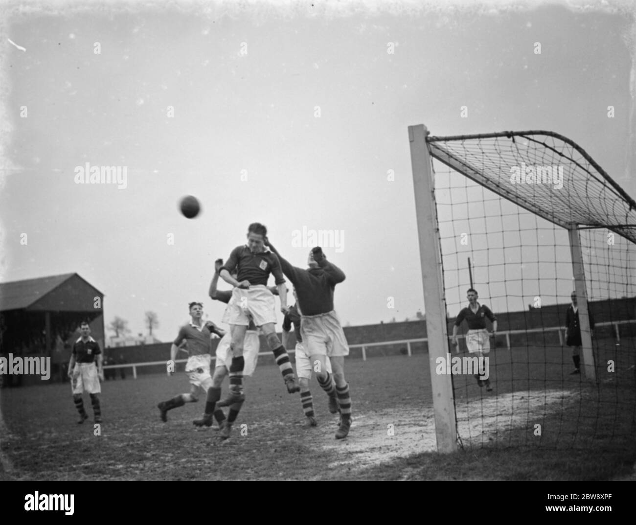 London Paper Mills vs Northfleet United - Kent League - London Paper Mills portiere Nunn pugni chiaro - 25/02/39 Goalkeeper esce per raccogliere la palla . 1938 Foto Stock