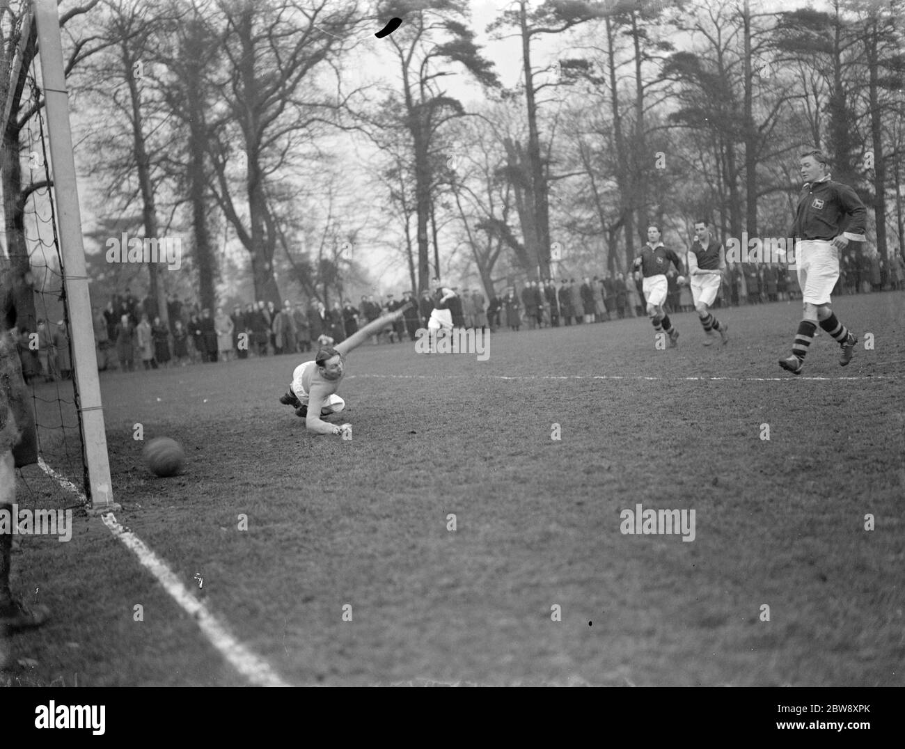 Brent School Old Boys vs. White Horse - Kent Junior Cup UNA finale divisionale - Brent School Old Boys Score - 18/02/39 il portiere lascia un gol in . 1939 Foto Stock