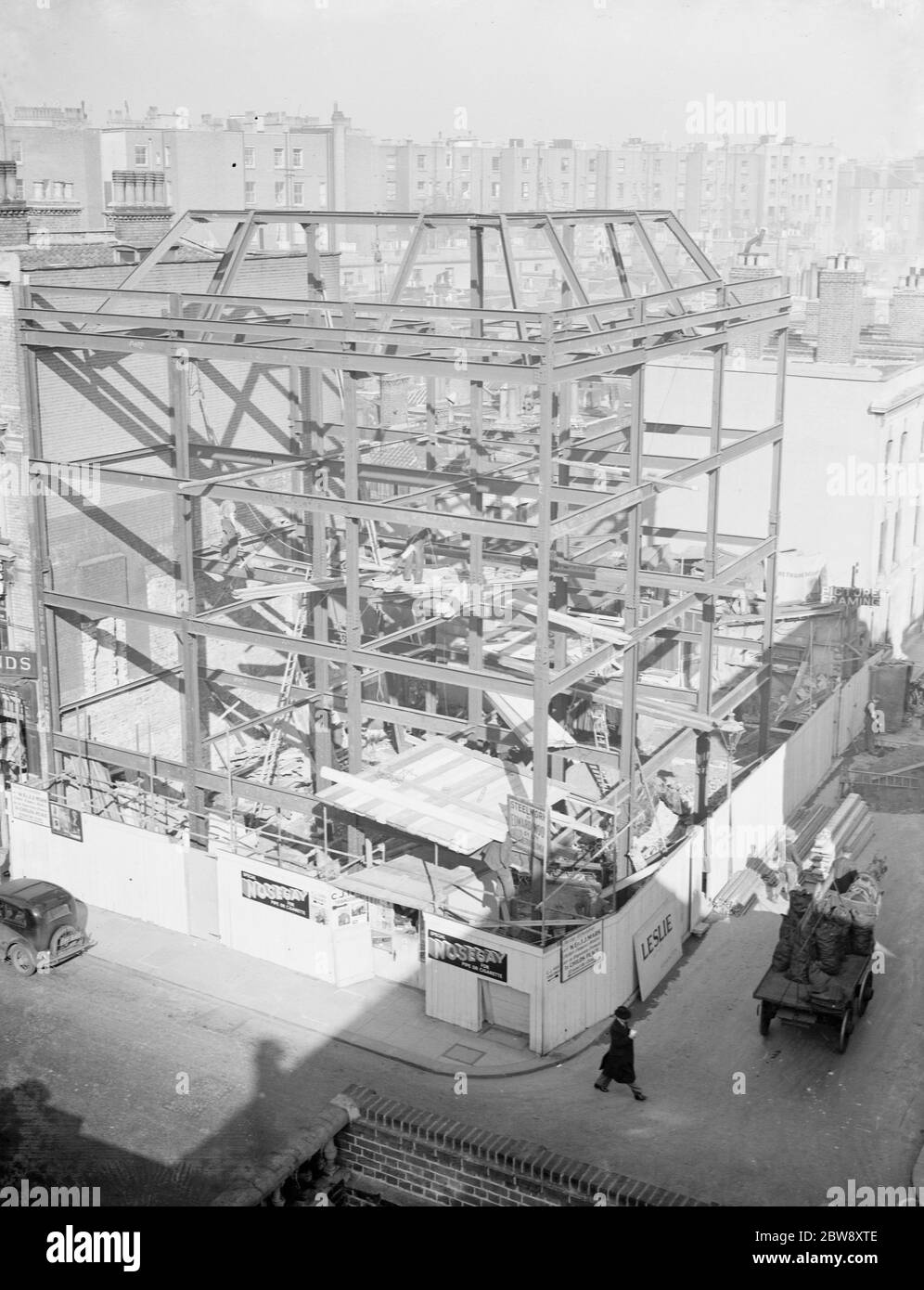 Un telaio per ponteggi per la costruzione di nuovi appartamenti sulla Earl Court Road , Londra Ovest . 3 marzo 1938 Foto Stock