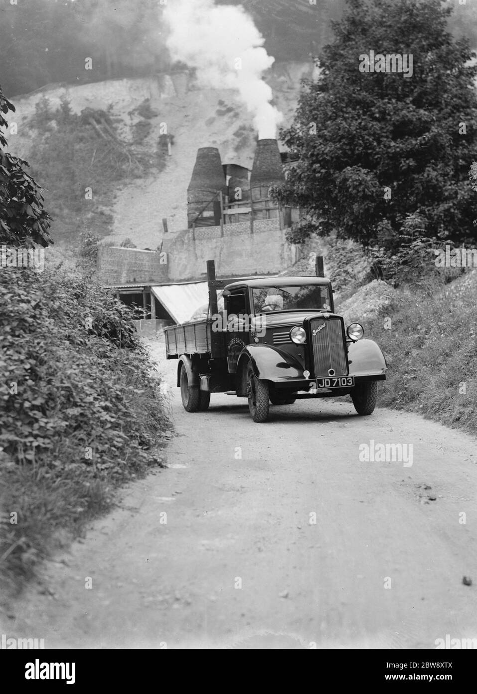 Un camion Bedford carico lascia la Lime Works a Danton Green , Kent . 1938 . Foto Stock