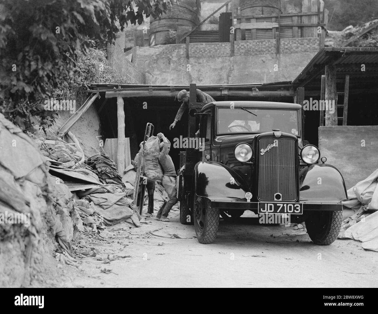 Un camion Bedford che viene caricato alla Lime Works a Danton Green , Kent . 1938 . Foto Stock
