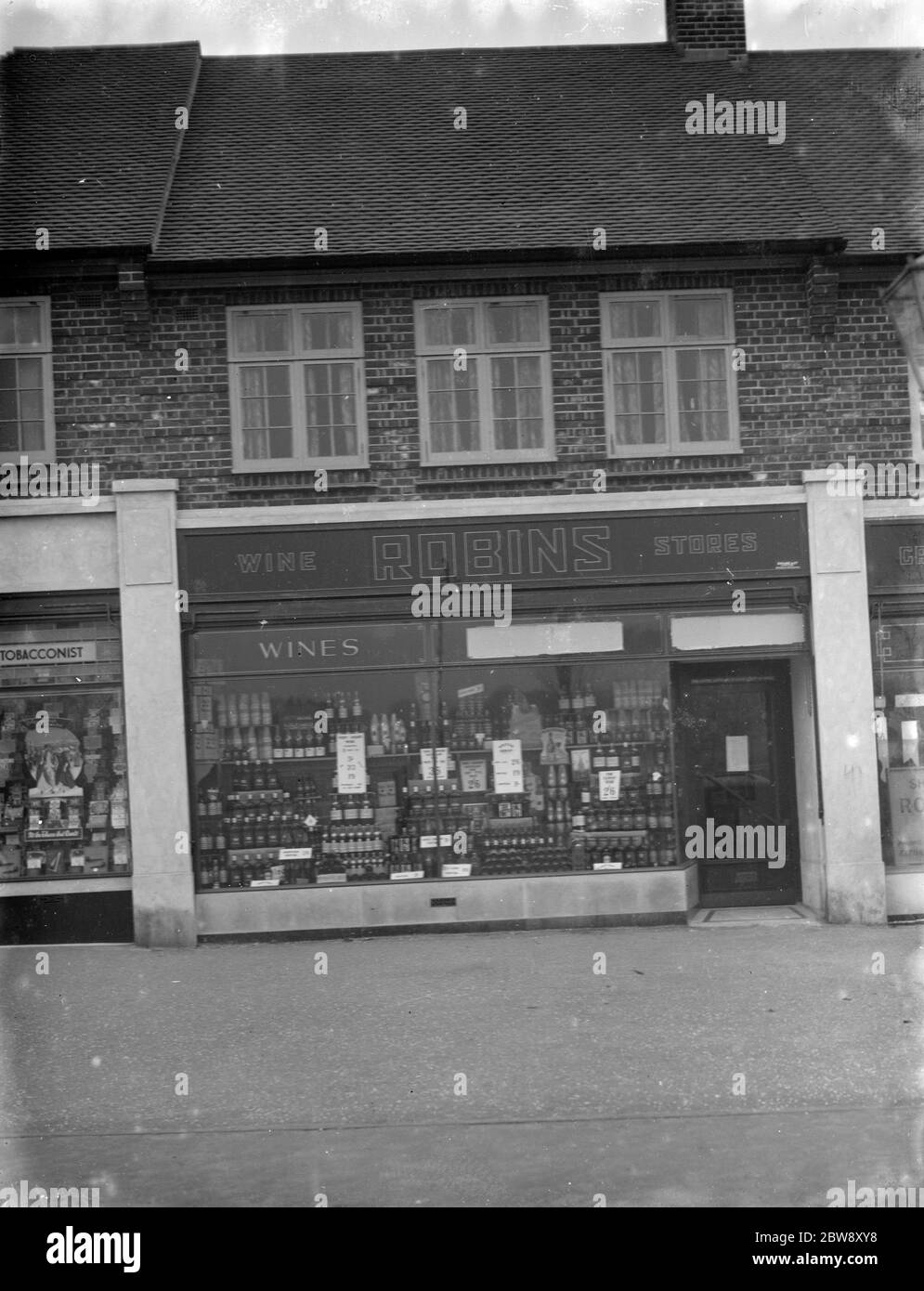 Il fronte del negozio di Robins fuori licenza in Beckenham, Kent . 1 marzo 1936 Foto Stock