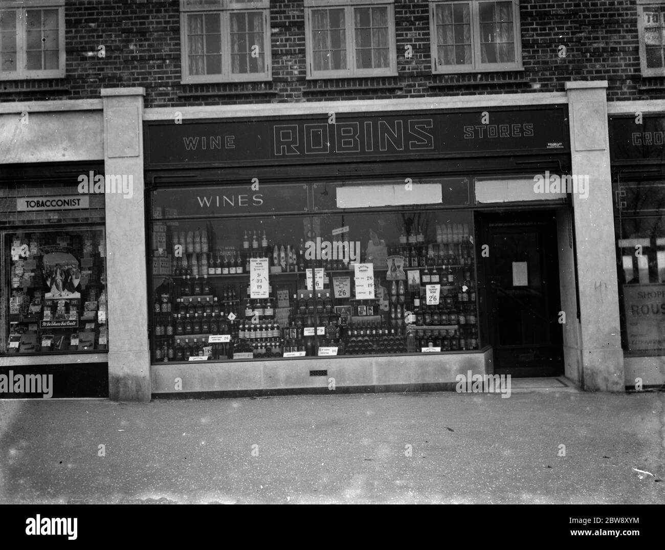 Il fronte del negozio di Robins fuori licenza in Beckenham, Kent . 1 marzo 1936 Foto Stock