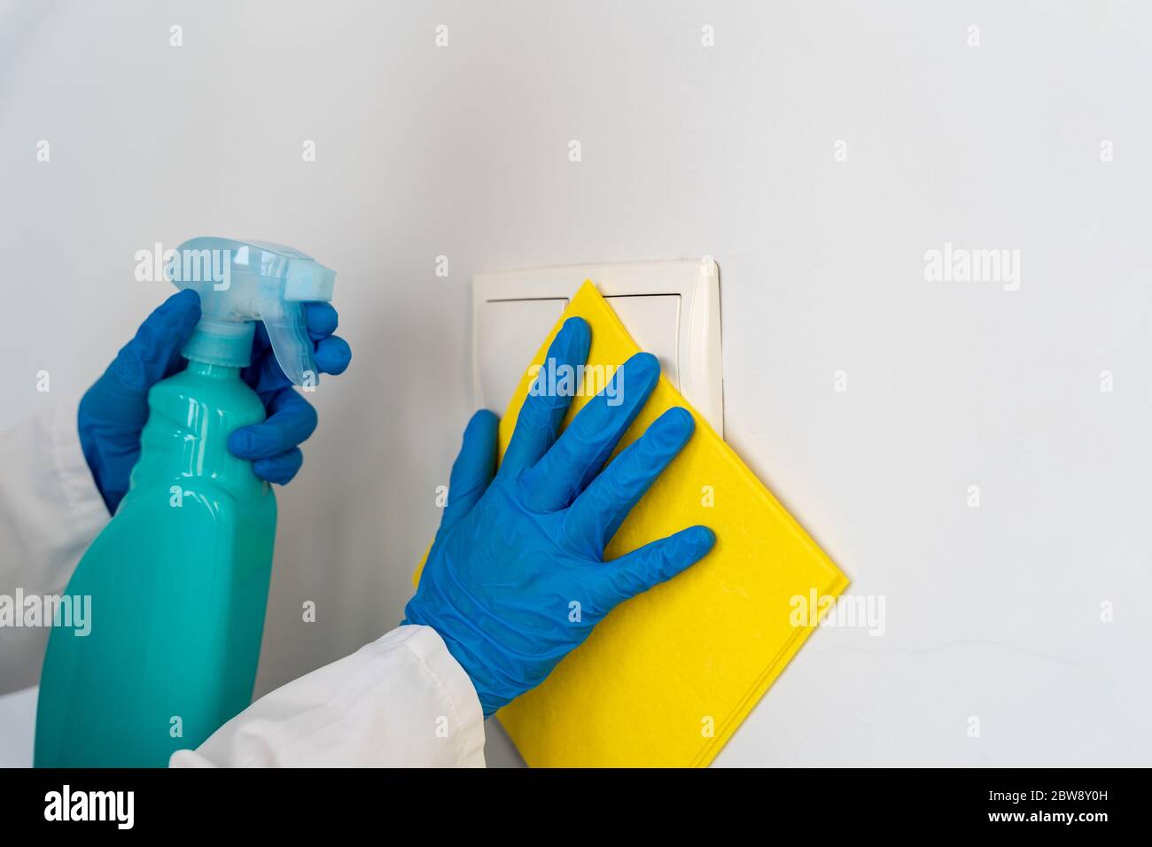Pulizia profonda e disinfezione, protezione, lavori domestici, COVID 19, coronavirus Foto Stock