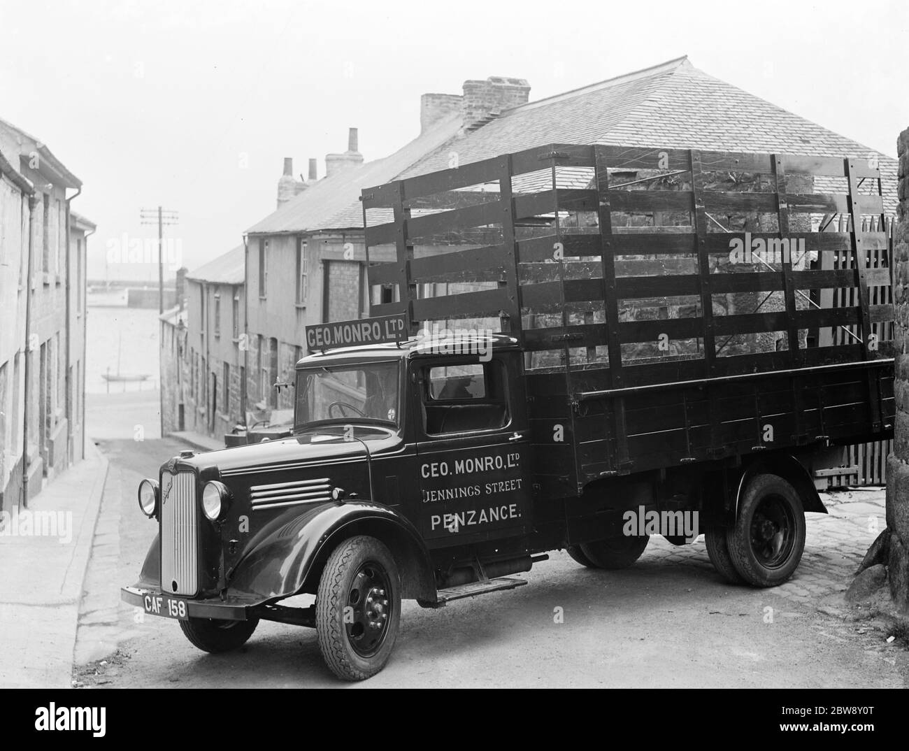 Un camion Bedford appartenente alla CEO Monroe Ltd , una società con sede a Penzance , Cornovaglia , sta tirando fuori su una strada . 1936 . Foto Stock