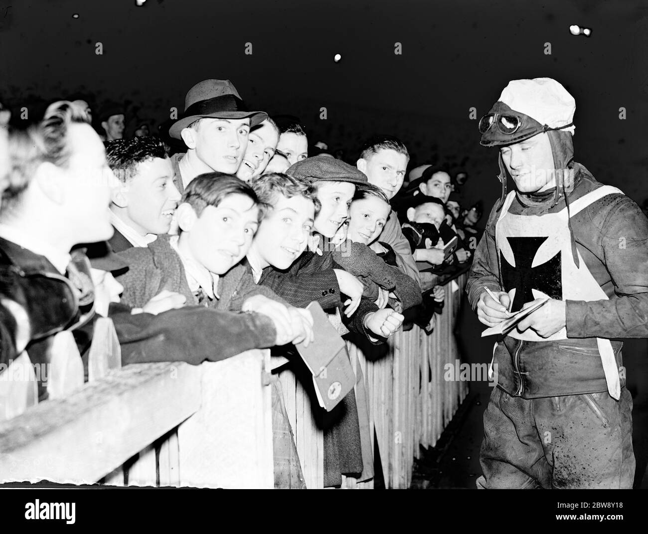 Ron Johnson il pilota speedway sulla pista di Newcross firma autografi . 1936 Foto Stock