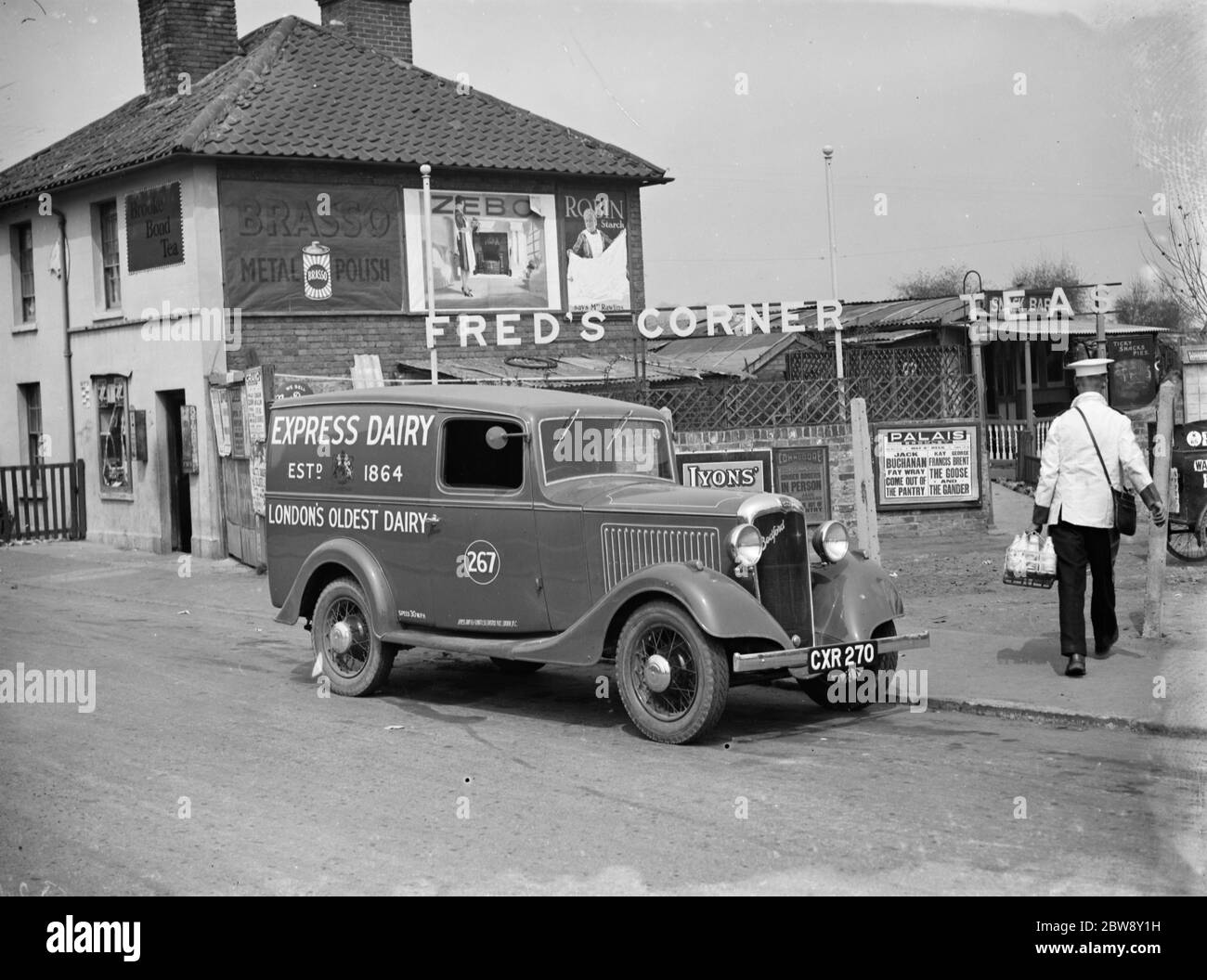 Un pulmino Bedford Express Dairy Delivery di Londra effettua una consegna al Fred's Corner . 1936 Foto Stock
