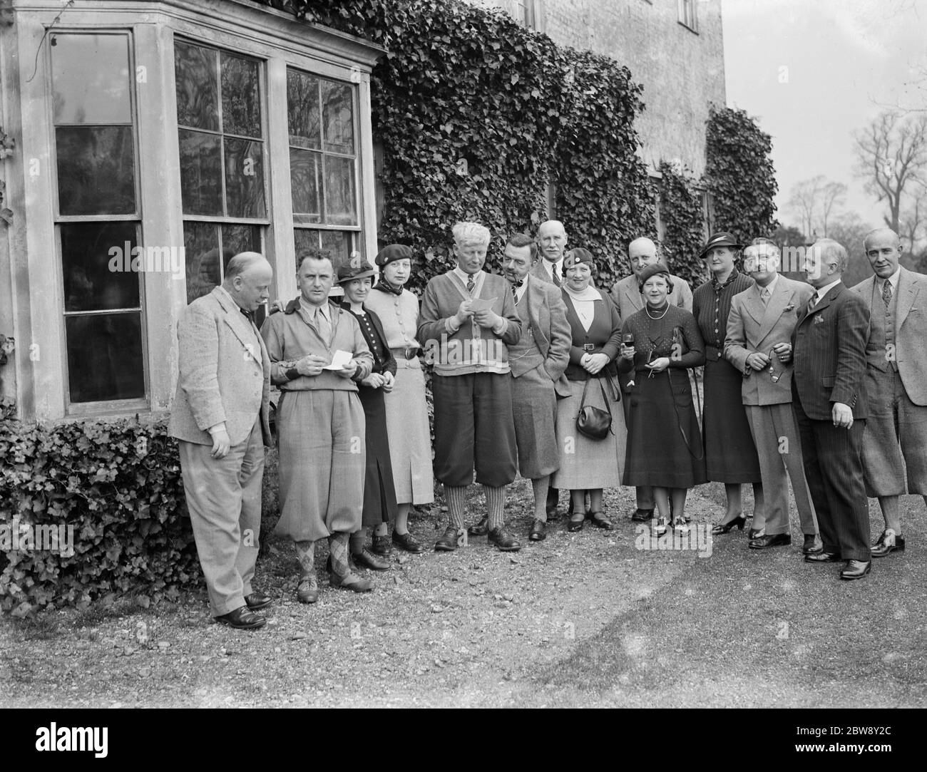 Controllo del punteggio dopo il round al Barnehurst golf club . 1936. Foto Stock