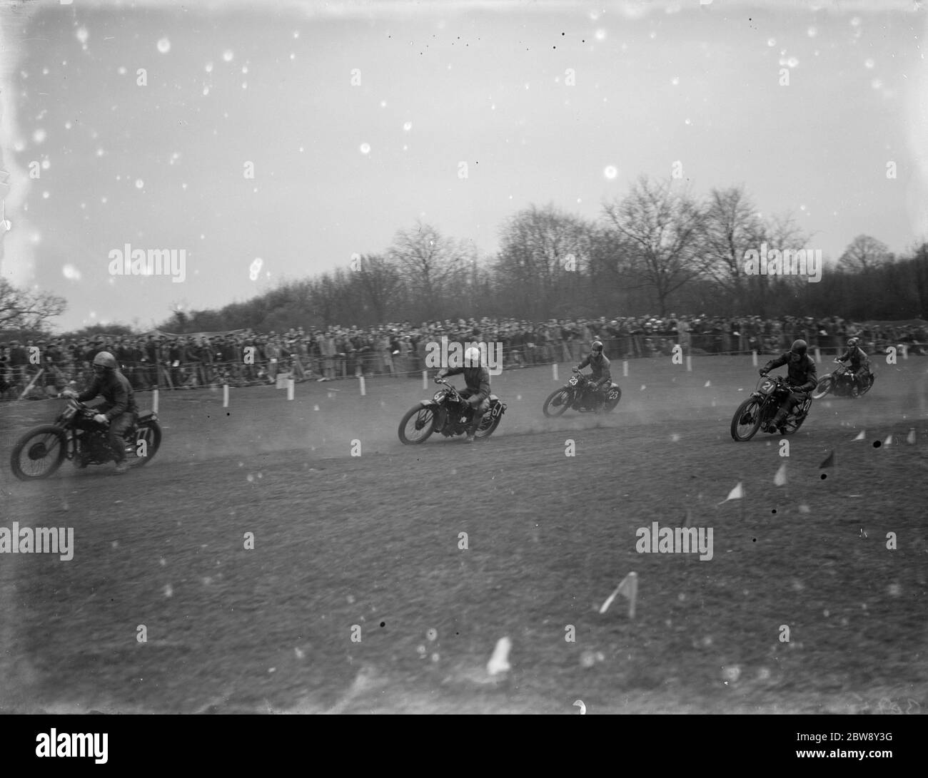 Le moto da Speedway si piegano alla pista di Rochester. 1936 Foto Stock