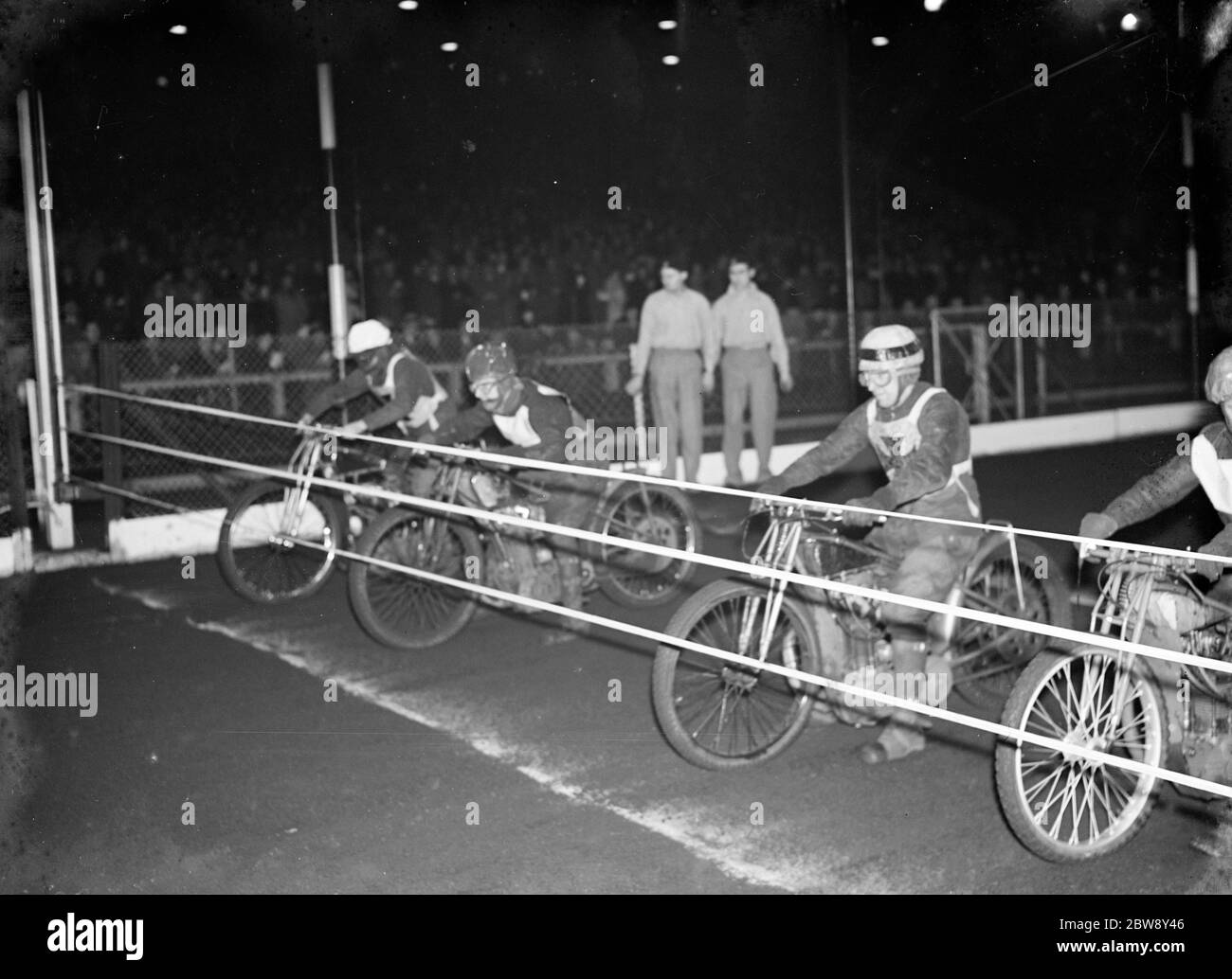 La linea di moto Speedway è alla linea di partenza sulla pista Newcross. 1936 Foto Stock